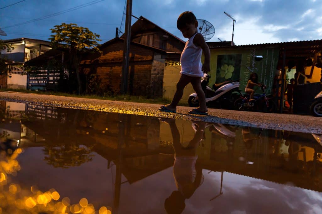 Un enfant marche dans une rue le 31 mars 2017 dans le quartier Matine-Leblond de Cayenne, en Guyane. © Jody Amiet / AFP