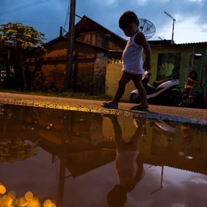 Un enfant marche dans une rue le 31 mars 2017 dans le quartier Matine-Leblond de Cayenne, en Guyane. © Jody Amiet / AFP