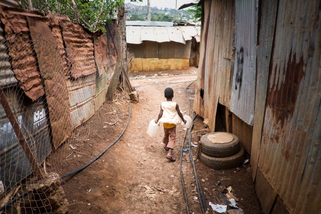 Mayotte, octobre 2015. La plupart des habitations dans les bidonvilles n'ont pas d'accès direct à l'eau potable. La seule solution reste les fontaines installées par la municipalité. Problème, celles-ci ne sont pas gratuites, le galon d'eau coûte 13 euros, et pour des familles qui n'ont pas de revenus, l'eau ne coule pas à flot tous les jours. (Photo by Constant Formé-Bècherat / Hans Lucas / Hans Lucas via AFP)