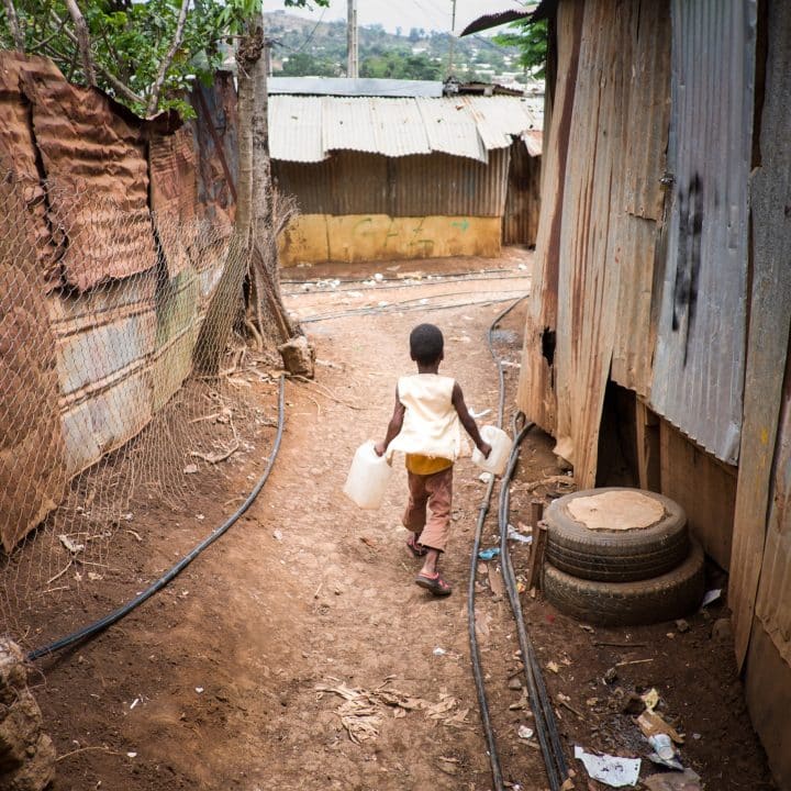 Mayotte, octobre 2015. La plupart des habitations dans les bidonvilles n'ont pas d'accès direct à l'eau potable. La seule solution reste les fontaines installées par la municipalité. Problème, celles-ci ne sont pas gratuites, le galon d'eau coûte 13 euros, et pour des familles qui n'ont pas de revenus, l'eau ne coule pas à flot tous les jours. (Photo by Constant Formé-Bècherat / Hans Lucas / Hans Lucas via AFP)