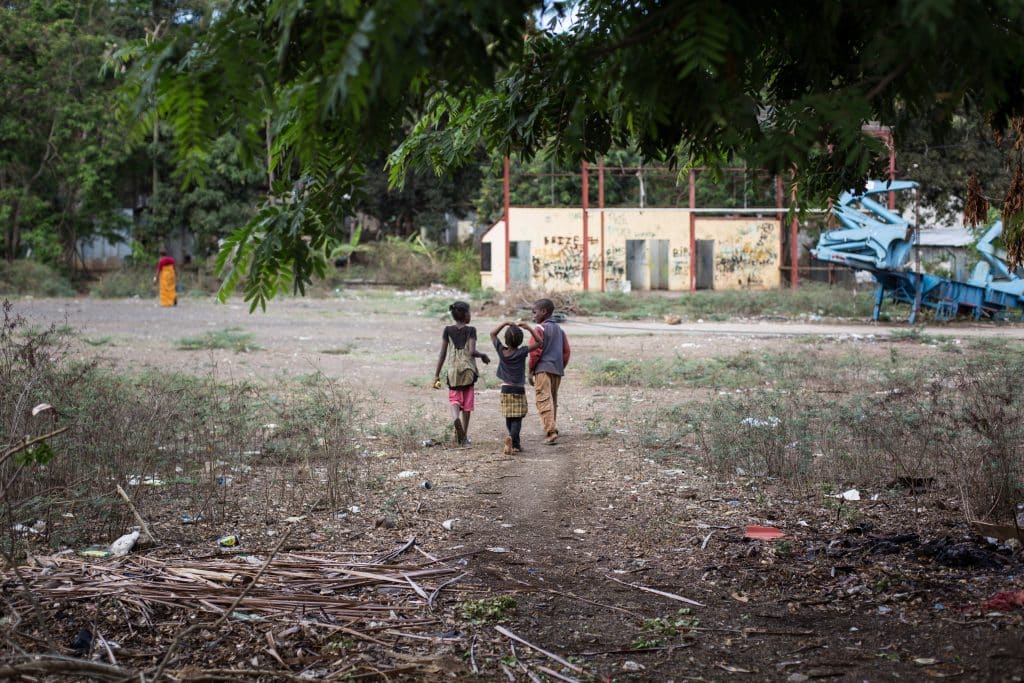 Nombreux sont les enfants accusant de graves retards de développement. Ne sachant ni lire, ni écrire, beaucoup d'enfants de 8 ans ne peuvent pas intégrer des écoles standards. Le département de Mayotte est le seul département à être intégralement classé en zone d'éducation prioritaire. (Photo by Constant Formé-Bècherat / Hans Lucas / Hans Lucas via AFP)