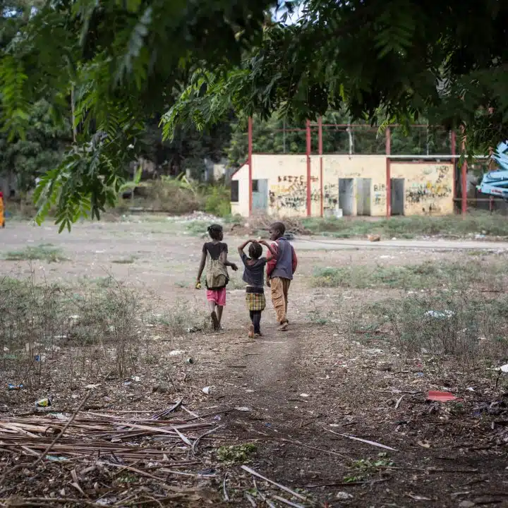 Nombreux sont les enfants accusant de graves retards de développement. Ne sachant ni lire, ni écrire, beaucoup d'enfants de 8 ans ne peuvent pas intégrer des écoles standards. Le département de Mayotte est le seul département à être intégralement classé en zone d'éducation prioritaire. (Photo by Constant Formé-Bècherat / Hans Lucas / Hans Lucas via AFP)