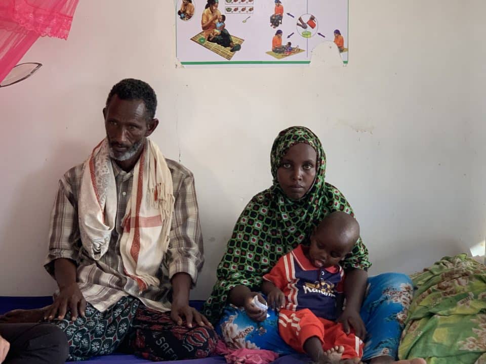 Ce père de famille a tout perdu à cause de la sécheresse qui frappe le Puntland, au nord-est de la Somalie, depuis bientôt 6 ans. Il a marché 26km pour se rendre au centre nutritionnel de Garowe afin de sauver son enfant atteint de malnutrition aiguë sévère. © UNICEF/Karine Guldemann