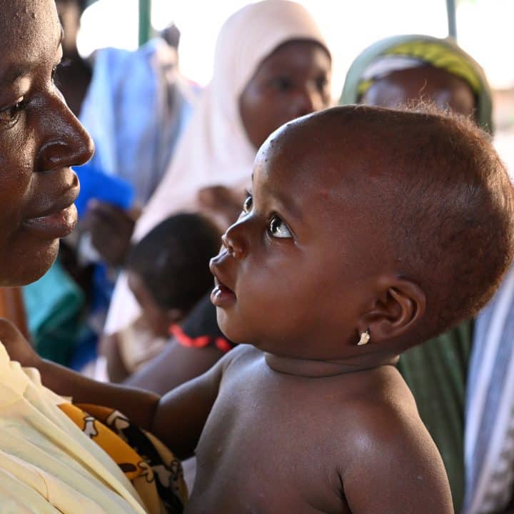 Une mère avec son bébé au centre de santé du CSPS, à Fada, dans l'est du Burkina Faso.