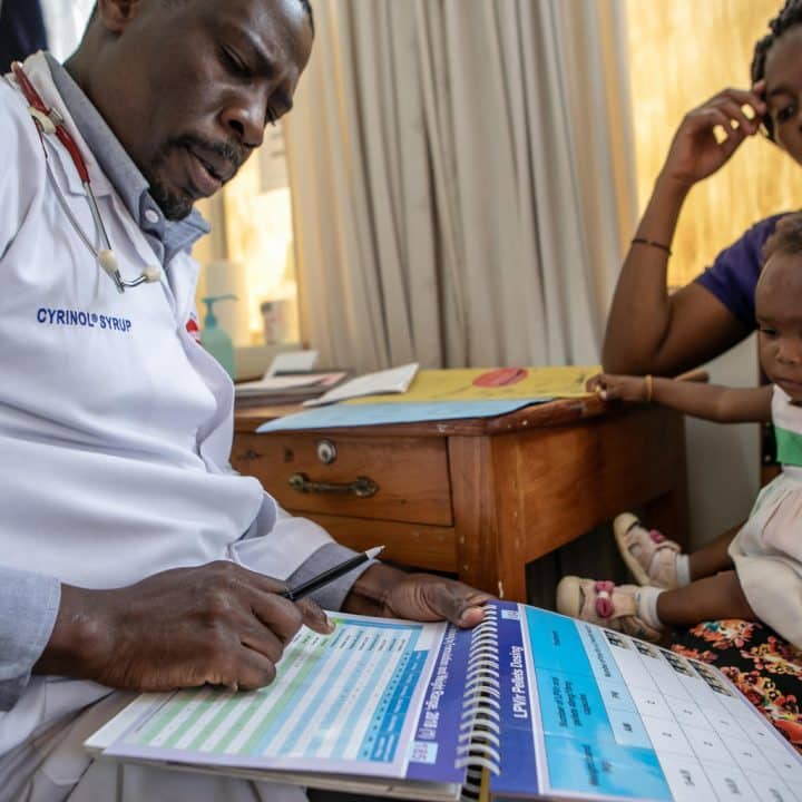 Le Dr Denis Nansera examine Kansiime Ruth, (25 ans) et ses filles Lighton (1 an) et Joanita (4 ans) au RRH (Regional Referral Hospital) de Mbarara, dans le sud-ouest de l'Ouganda. ©UNICEF/UNI211885/Schermbrucker