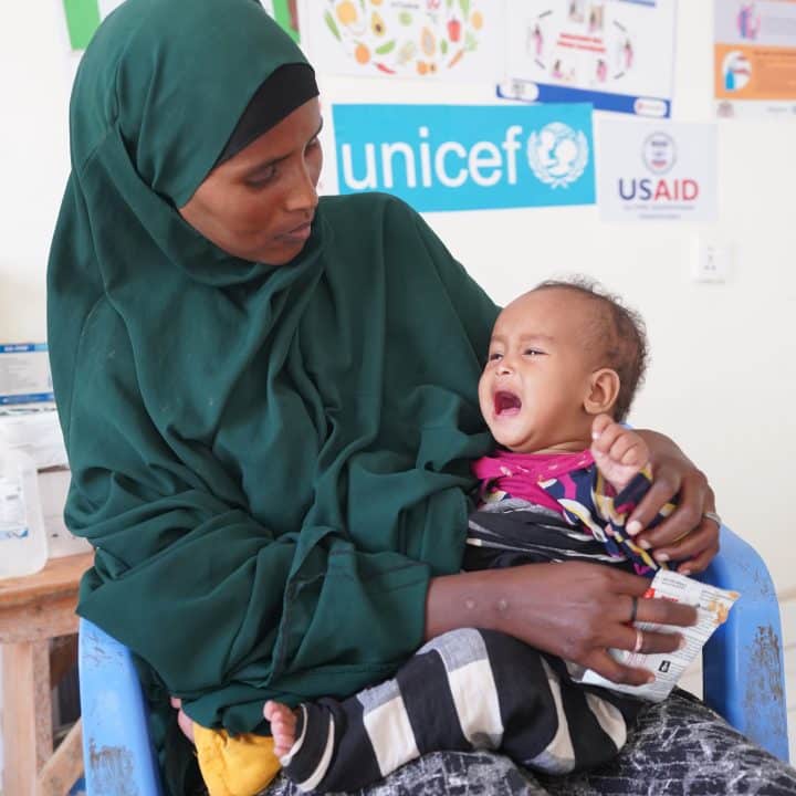 Somalie, le 26 juillet 2023. Laki, 27 ans, à marché 2 km sous une chaleur accablante pour que sa fille de 9 mois sois prise en charge. © UNICEF/UNI417964/Mumin