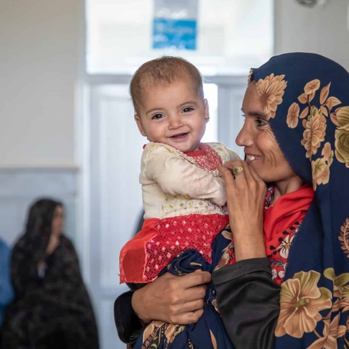 Zahra, mère de Farzana, 1 an, bénéficie de consultations postnatales dans la province d'Herat en Afghanistan. © UNICEF/UNI424245/Neikrawa