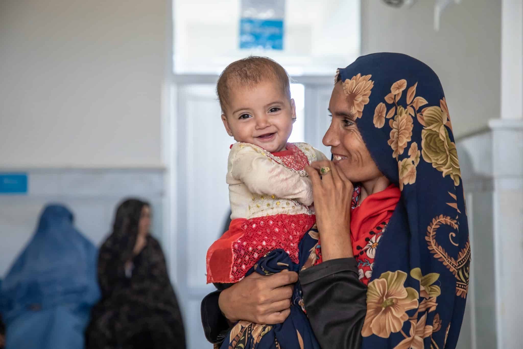 Zahra, mère de Farzana, 1 an, bénéficie de consultations postnatales dans la province d'Herat en Afghanistan. © UNICEF/UNI424245/Neikrawa