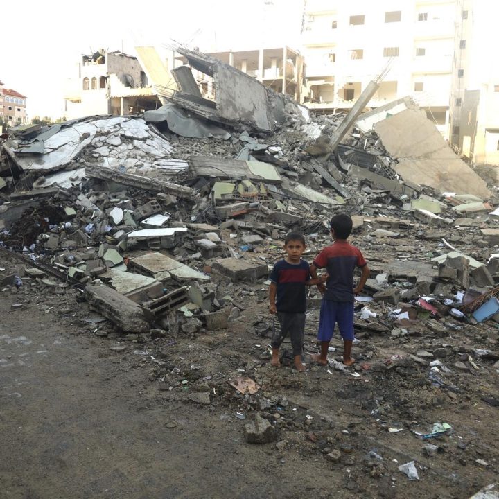 Des enfants palestiniens devant leur maison détruite par des frappes aériennes sur la ville de Rafah, dans le sud de la bande de Gaza. © UNICEF/UNI457954/El Baba