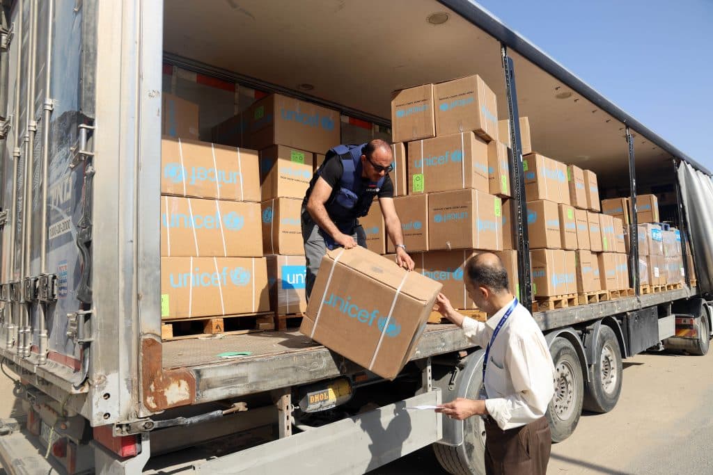 L'UNICEF a livré des fournitures médicales essentielles pour répondre aux besoins de l'hôpital Al-Nasr de Khan Younis. © UNICEF/UNI460603/El Baba
