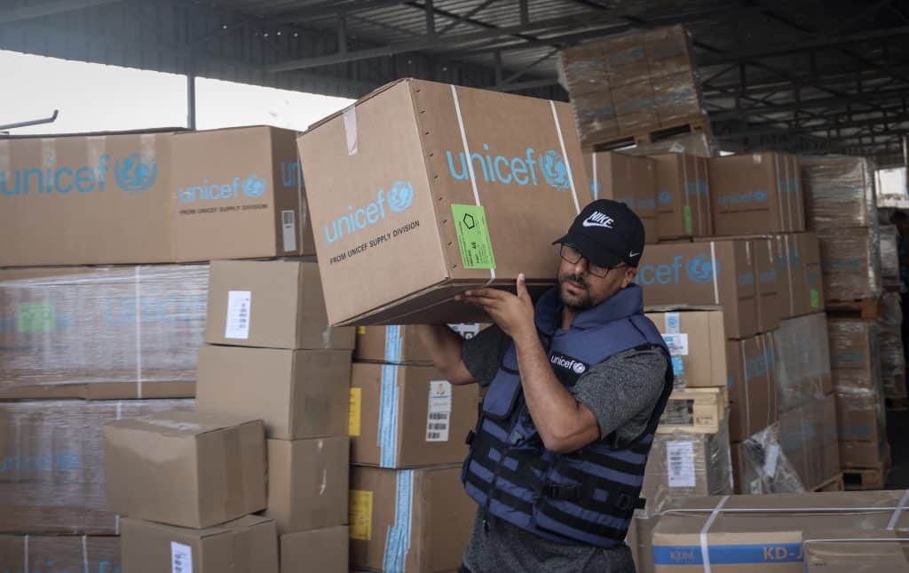 L'UNICEF a livré des fournitures médicales essentielles pour répondre aux besoins de l'hôpital Al-Nasr de Khan Younis. © UNICEF/UNI460608/El Baba