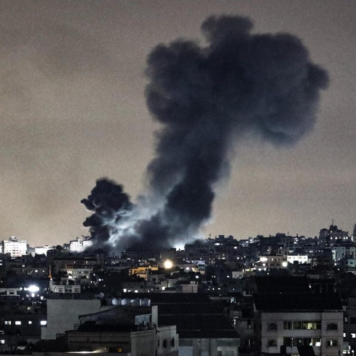 La ville de Gaza pendant un bombardement nocturne. © UNICEF/UNI463109/El Baba