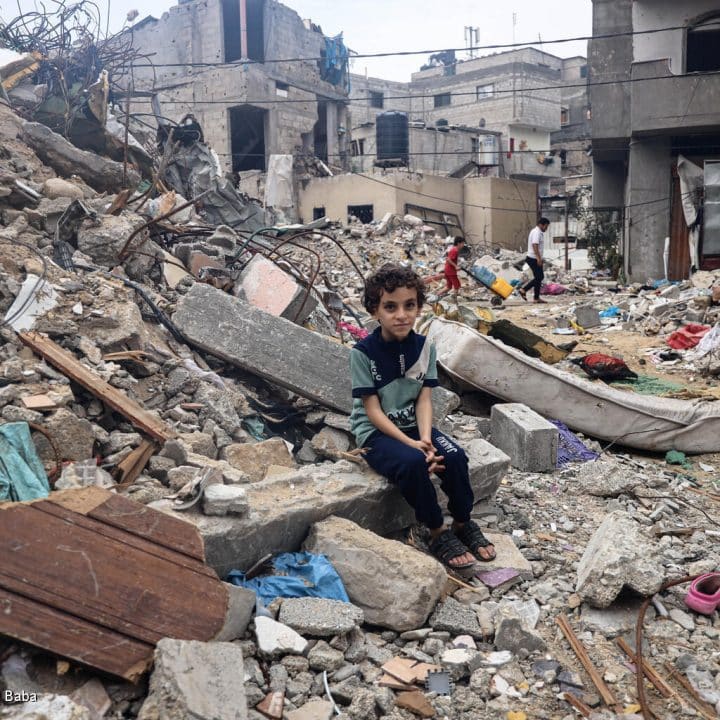 Mohammed, 8 ans, de la ville de Rafah, est assis sur les décombres de la maison de sa famille, qui a été bombardée lors d'une frappe aérienne israélienne, le 03/11/2023. © UNICEF/UNI463720/El Baba