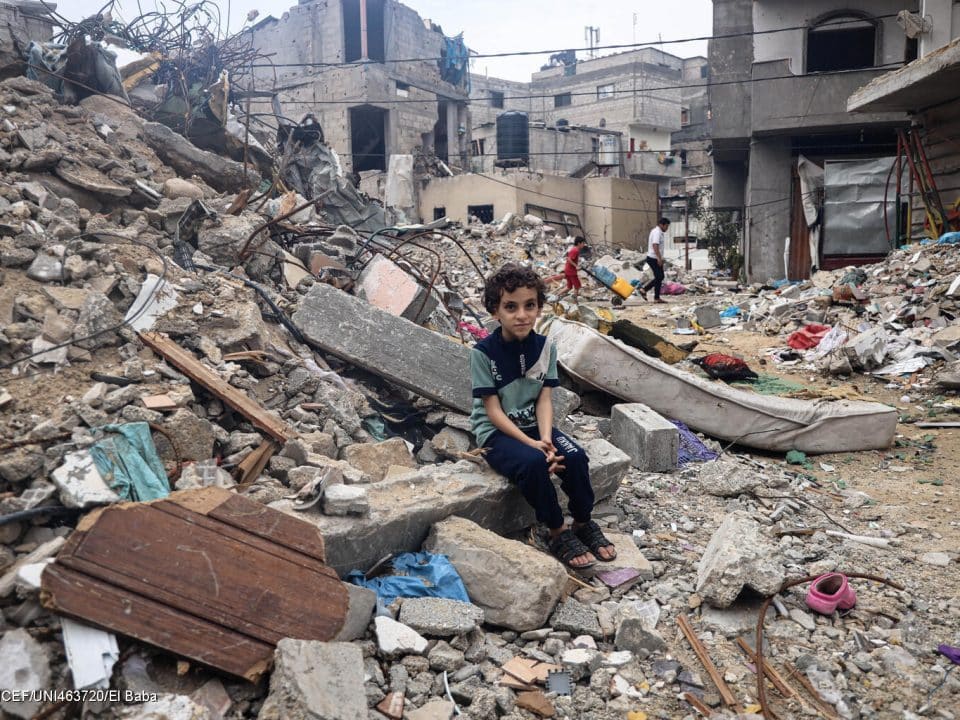 Mohammed, 8 ans, de la ville de Rafah, est assis sur les décombres de la maison de sa famille, qui a été bombardée lors d'une frappe aérienne israélienne, le 03/11/2023. © UNICEF/UNI463720/El Baba