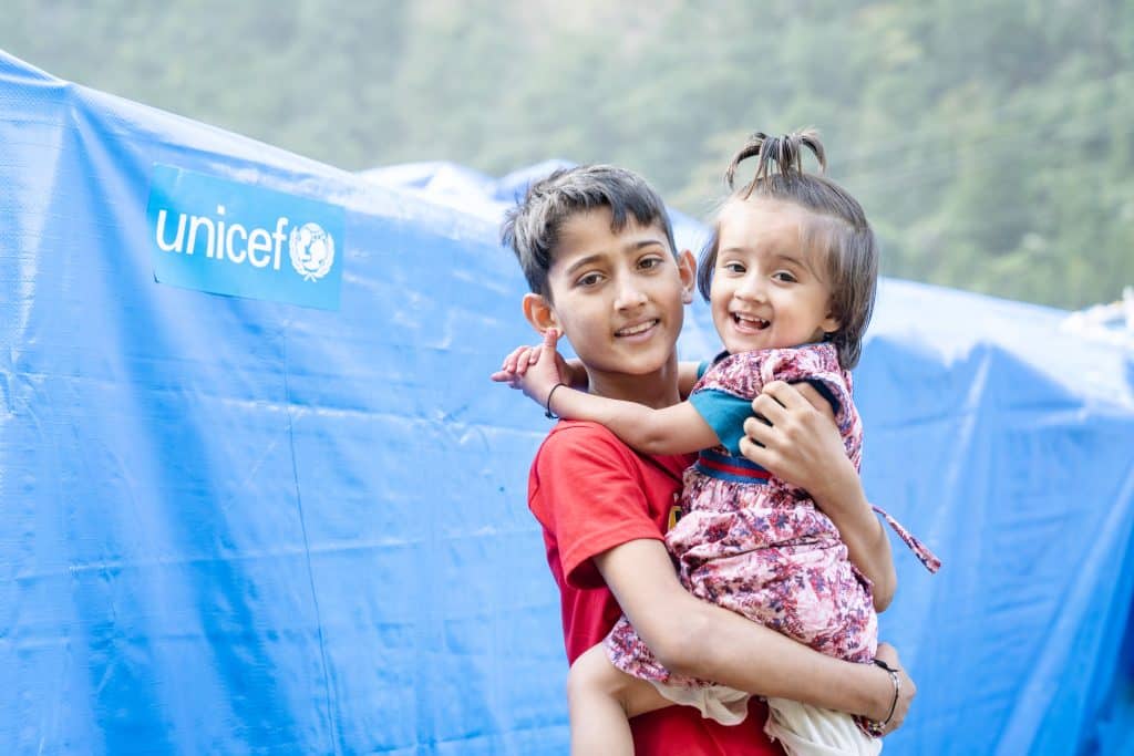Le 8 novembre 2023, des enfants de la communauté de Chhepare, dans la municipalité d'Aathbiskot, dans le district de Rukum West, jouent dans l'un des espaces amis des enfants mis en place avec le soutien de l'UNICEF à la suite du tremblement de terre de magnitude 6,4 qui a frappé le Népal le 3 novembre 2023. © UNICEF/UNI466755/Upadhayay