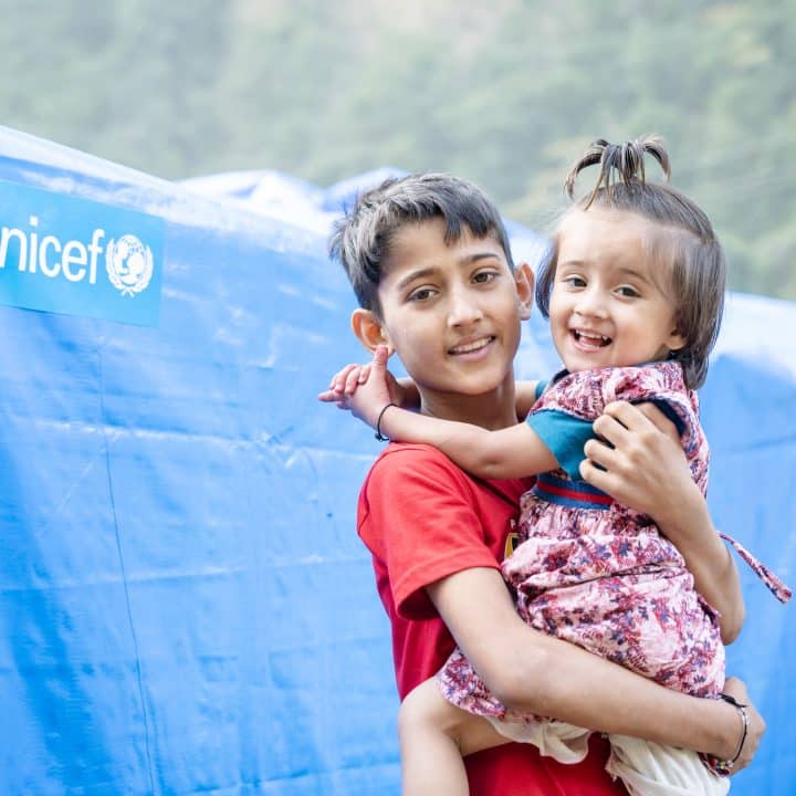 Le 8 novembre 2023, des enfants de la communauté de Chhepare, dans la municipalité d'Aathbiskot, dans le district de Rukum West, jouent dans l'un des espaces amis des enfants mis en place avec le soutien de l'UNICEF à la suite du tremblement de terre de magnitude 6,4 qui a frappé le Népal le 3 novembre 2023. © UNICEF/UNI466755/Upadhayay