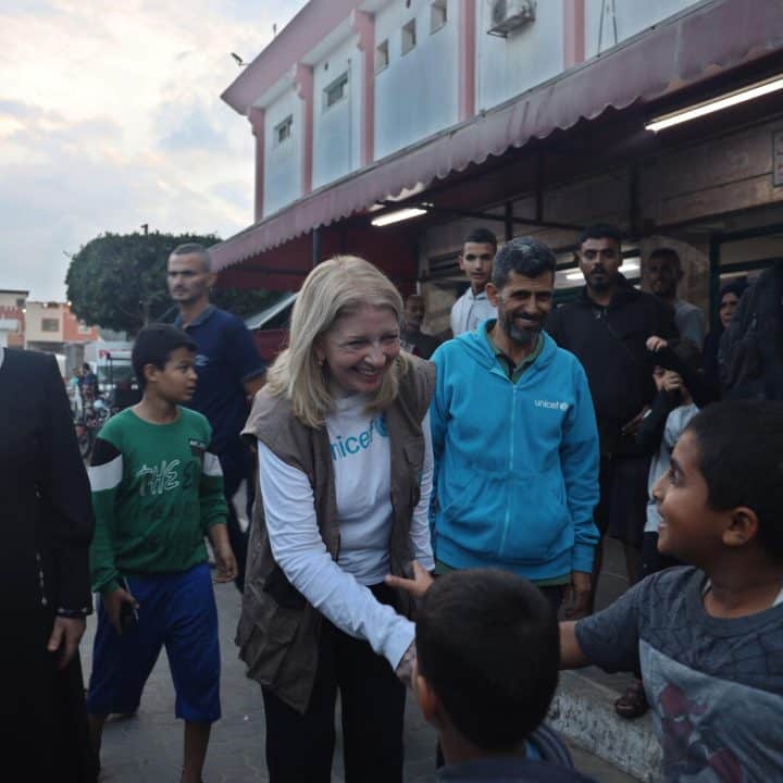 La directrice générale de l'UNICEF, Catherine Russell, et le directeur général adjoint de l'UNICEF, Ted Chaiban, ont visité l'hôpital Nasser à Khan Younis, dans le sud de la bande de Gaza, le 14 novembre 2023. ©UNICEF/UNI471046