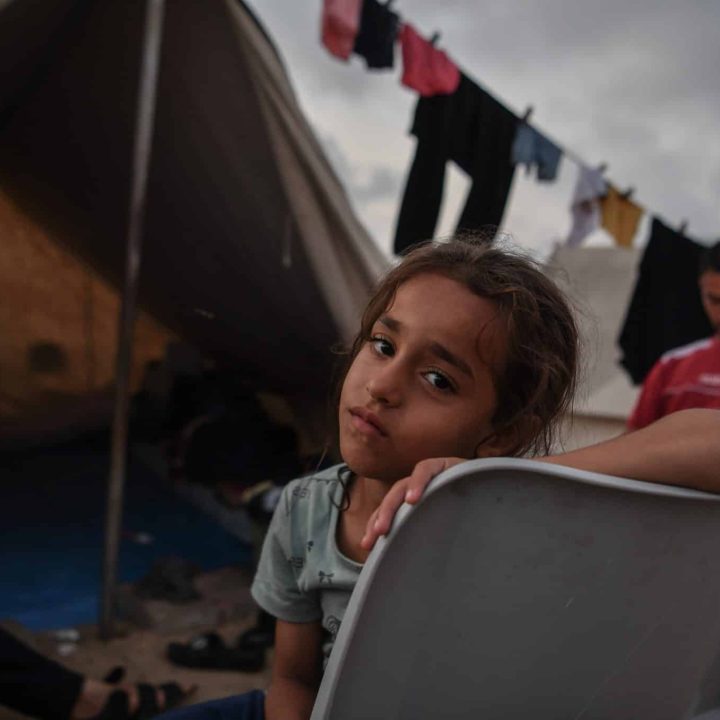 Depuis le début de la guerre, 1,7 millions de personnes sont déplacées dans la bande de Gaza. La majorité étant des femmes et des enfants. © UNICEF/UNI472245/Zaqout