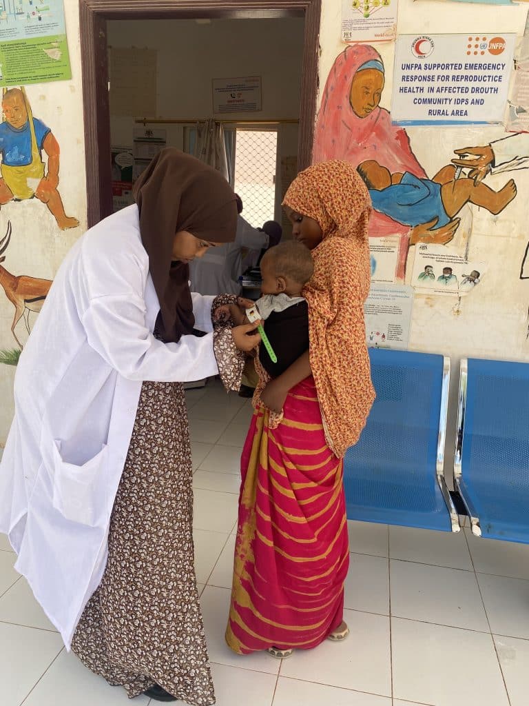 A Jilab, à quelques kilomètres de Garowe, le centre de santé soutenu par l'UNICEF permet à plus de 11 000 déplacés climatiques d'avoir accès aux soins médicaux. © UNICEF/Karine Guldemann