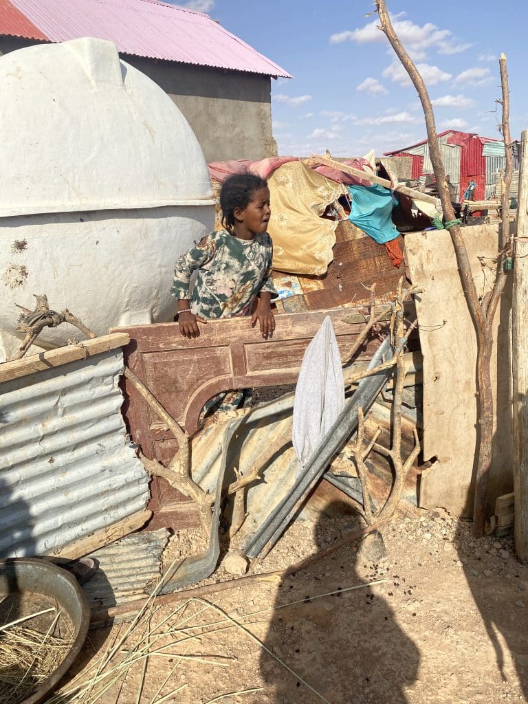 En Somalie, des milliers de familles ont été affectées par la crise climatique et contraintes à l'exil. A Jilab, à quelques kilomètres de Garowe, le camp de déplacés accueille plus de 11 000 personnes. © UNICEF/Karine Guldemann