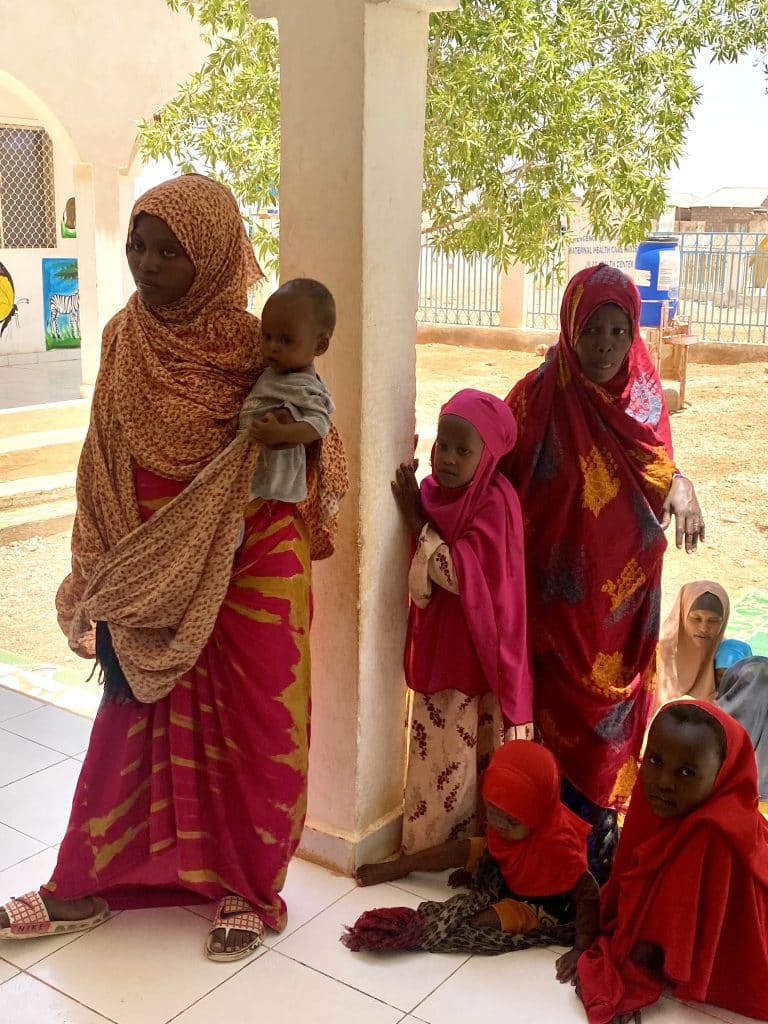 A Jilab, à quelques kilomètres de Garowe, le centre de santé soutenu par l'UNICEF permet à plus de 11 000 déplacés climatiques d'avoir accès aux soins médicaux. © UNICEF/Karine Guldemann