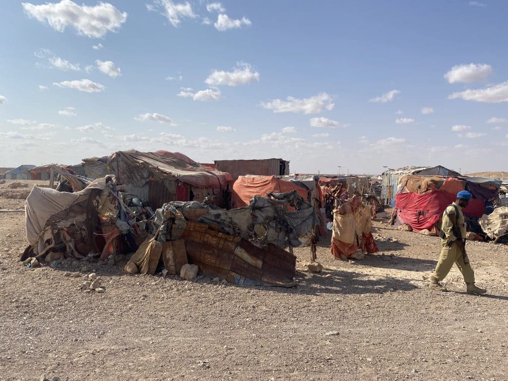 En Somalie, des milliers de familles ont été affectées par la crise climatique et contraintes à l'exil. A Jilab, à quelques kilomètres de Garowe, le camp de déplacés accueille plus de 11 000 personnes. © UNICEF/Karine Guldemann