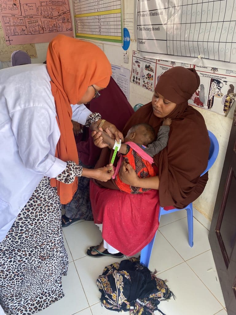 A Jilab, à quelques kilomètres de Garowe, le centre de santé soutenu par l'UNICEF permet à plus de 11 000 déplacés climatiques d'avoir accès aux soins médicaux. © UNICEF/Karine Guldemann