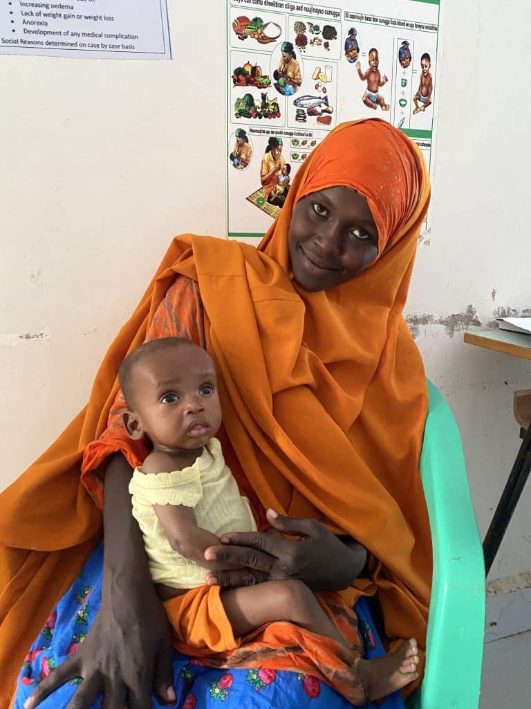 Au centre de réhabilitation nutritionnelle de Garowe, soutenu par l'UNICEF, de nombreux enfants atteints de malnutrition aigue sévère sont pris en charge. © UNICEF/Karine Guldemann