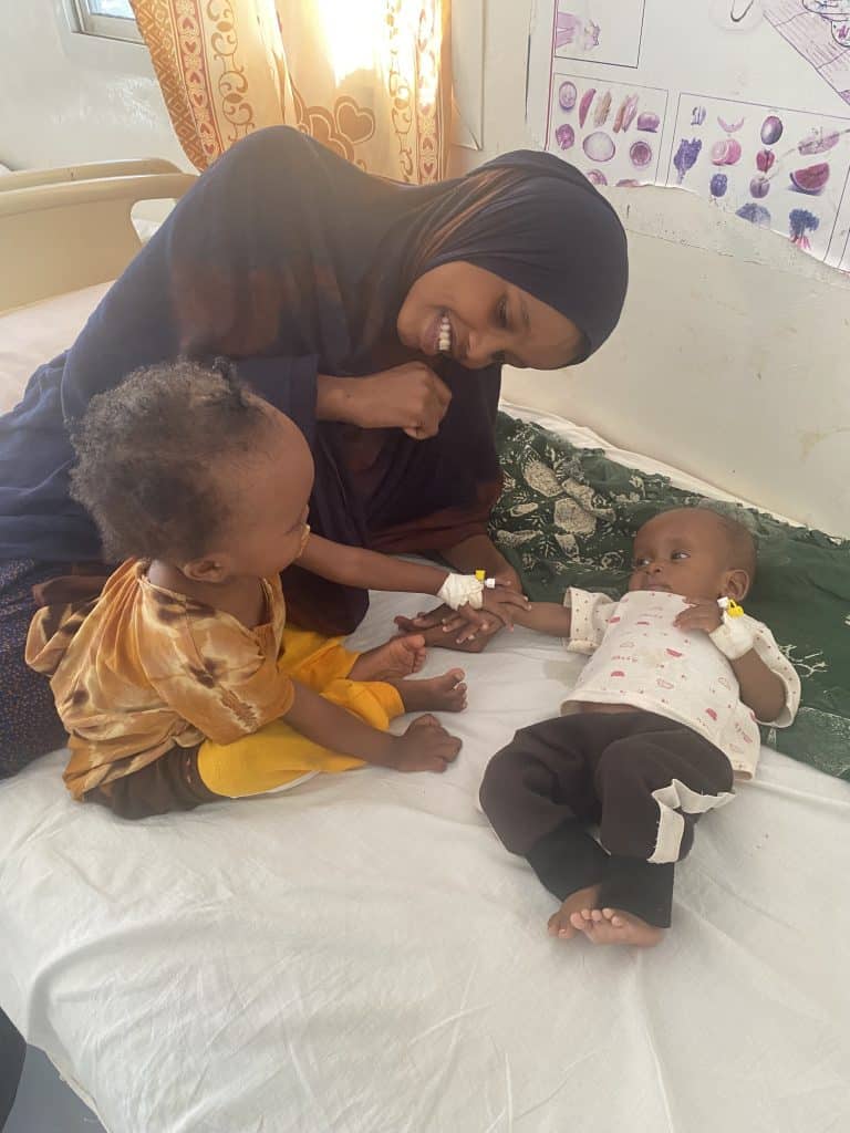 Au centre de réhabilitation nutritionnelle de Garowe, soutenu par l'UNICEF, de nombreux enfants atteints de malnutrition aigue sévère sont pris en charge. © UNICEF/Karine Guldemann