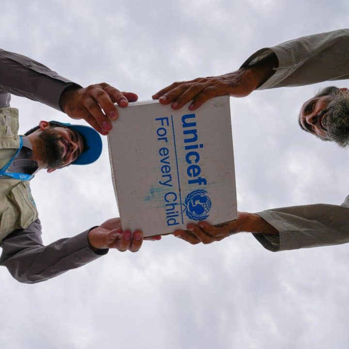 Le 22 août 2022, le personnel de l'UNICEF distribue des kits d'hygiène à Jalalabad, dans la province de Nangarhar, en Afghanistan, après qu'une crue soudaine a dévasté la ville.