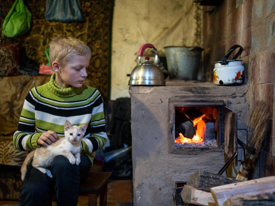 Pour Bohdan, 10 ans, originaire d'Izyum, l'année écoulée a été la plus dure de son enfance. Depuis le début de la guerre en Ukraine, sa vie est devenue un calvaire. © UNICEF/UN0769368/Filippov