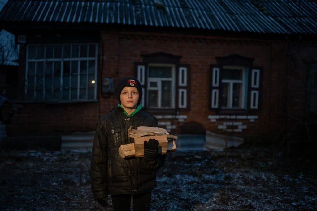 Bohdan et sa famille, ont perdu leur maison à la suite des bombardements. A l'approche de l'hiver, ils n'ont pas assez d'argent pour acheter du bois de chauffage.