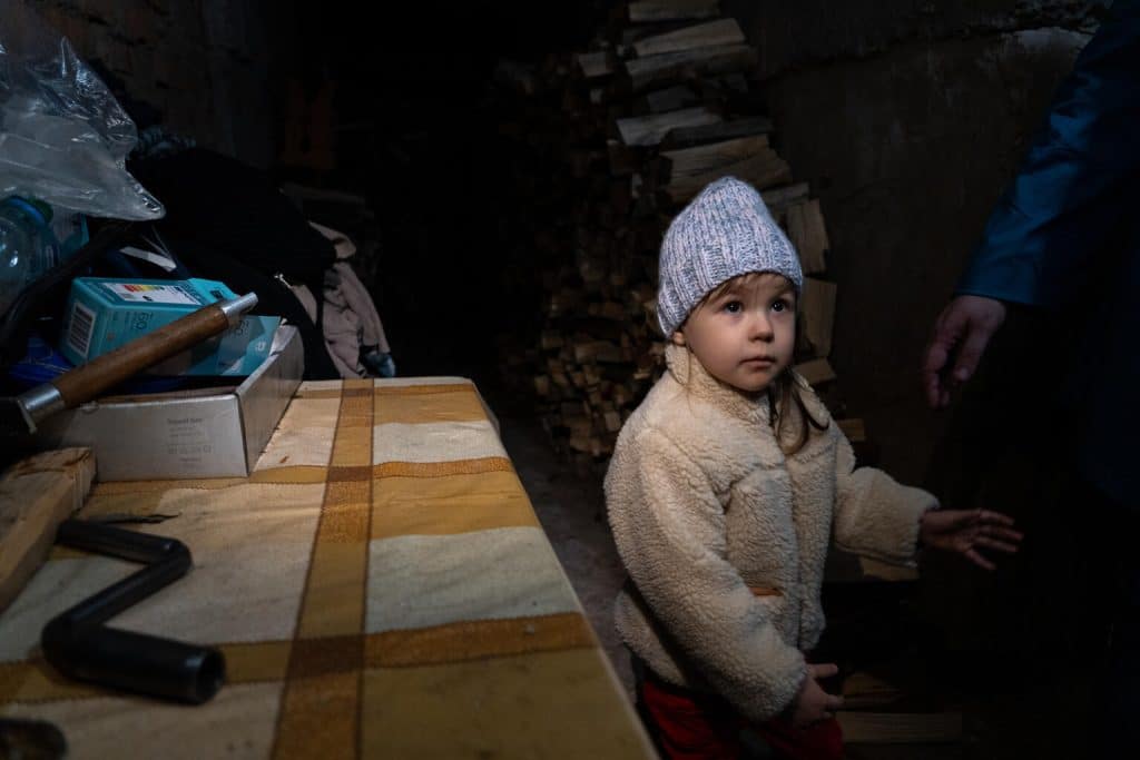 Diana, 3 ans, et sa mère Tetiana se cachent dans un sous-sol sombre et humide pour échapper aux bombardements. © UNICEF/UN0827520/Filippov