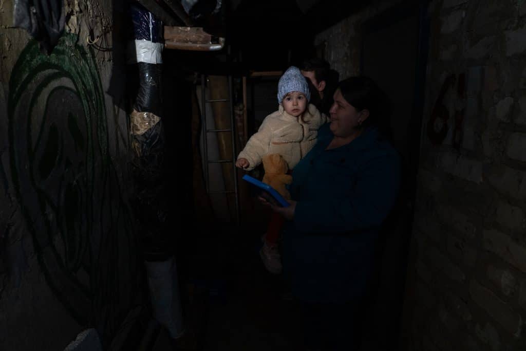 Diana, 3 ans, et sa mère Tetiana se cachent dans un sous-sol sombre et humide pour échapper aux bombardements. © UNICEF/UN0827524/Filippov