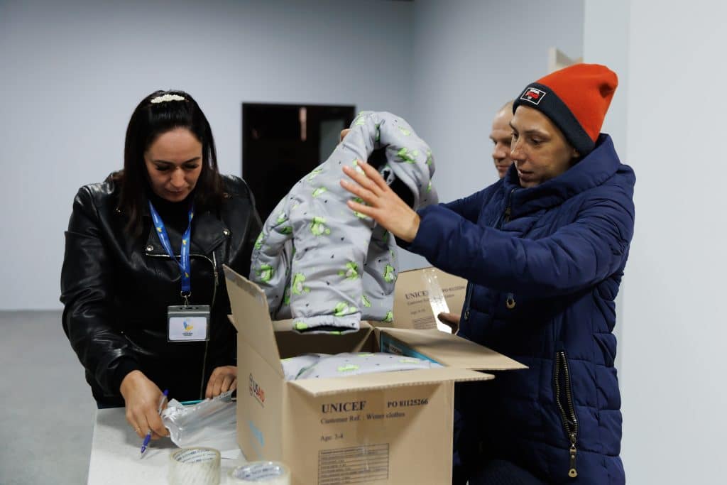 L'UNICEF a commencé à distribuer des vêtements d'hiver aux familles des régions de l'est de l'Ukraine. Le premier lot de 20 000 kits destinés à la région de Kharkiv a été distribué au sein de la communauté d'Izium. Ces kits de vêtements d'hiver sont conçus pour répondre à tous les besoins des enfants. © UNICEF/UNI456628/Osipov