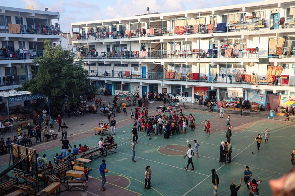 Des enfants jouent lors d'activités récréatives organisées par les équipes de l'UNICEF dans les abris de la ville de Rafah, dans le sud de la bande de Gaza. © UNICEF/UNI463113/El Baba