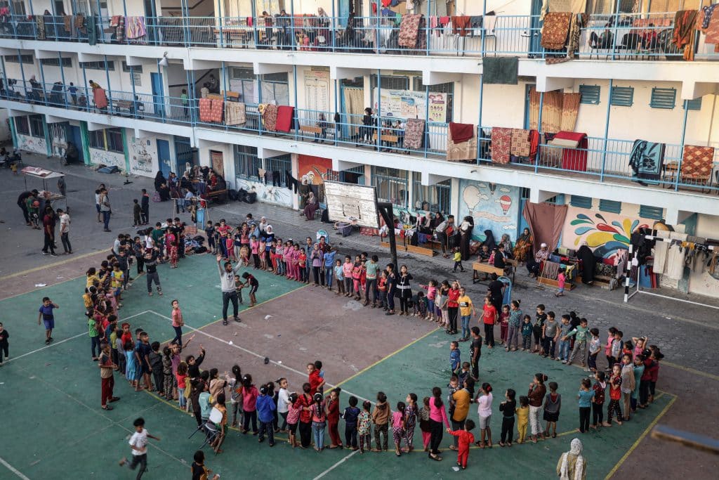 Des enfants jouent lors d'activités récréatives organisées par les équipes de l'UNICEF dans les abris de la ville de Rafah, dans le sud de la bande de Gaza. © UNICEF/UNI463115/El Baba