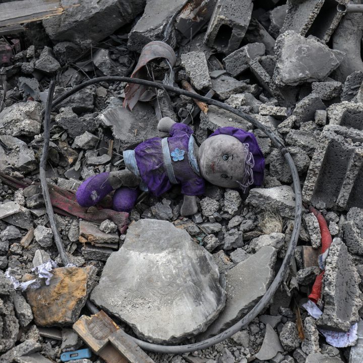 Vue d'un jouet entre les décombres d'un immeuble résidentiel détruit après les frappes aériennes israéliennes à Rafah, Gaza, le 18 octobre 2023. © UNICEF/UNI466168/Khatib, Anadolu Images
