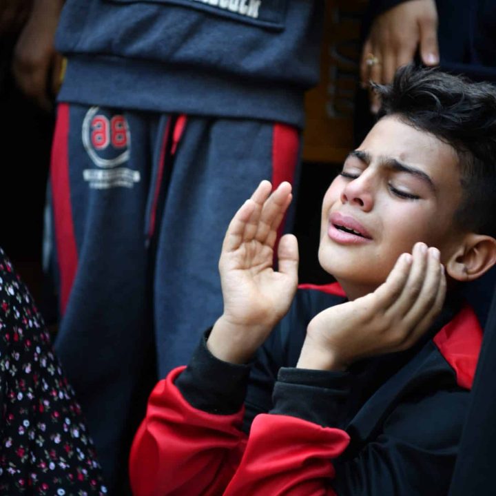 Un enfant pleure la perte d'un membre de sa famille à l'hôpital médical Al Nasser de Khan Younis, dans le sud de la bande de Gaza.© UNICEF/UNI472271/Zaqout