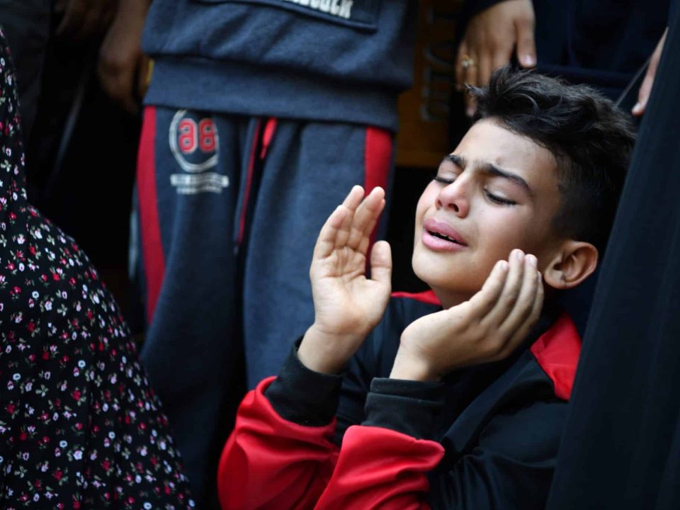 Un enfant pleure la perte d'un membre de sa famille à l'hôpital médical Al Nasser de Khan Younis, dans le sud de la bande de Gaza.© UNICEF/UNI472271/Zaqout
