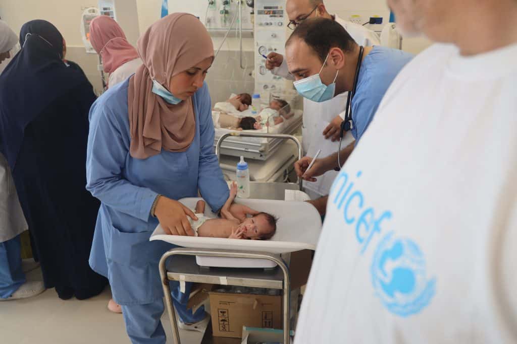 Le 19 novembre 2023, les bébés évacués de l'hôpital Al-Shifa, dans le nord de Gaza, sont transférés à l'hôpital Al-Helal Al-Emarati de Rafah, dans le sud de la bande de Gaza.