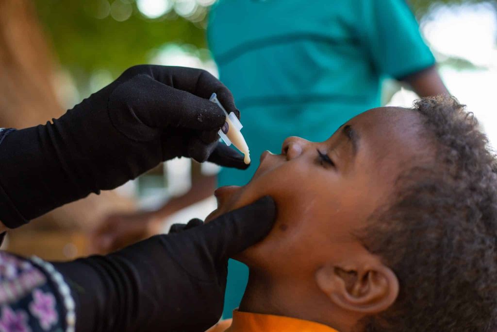 Le 21 novembre 2023, un enfant reçoit une dose de vaccin contre le choléra lors d'une campagne de vaccination contre le choléra dans l'État de Madani Gezira au Soudan. L'UNICEF soutient la campagne de vaccination contre le choléra du ministère fédéral de la Santé dans les États touchés, y compris celui de Gezira. © UNICEF/UNI476496/Mohamdeen