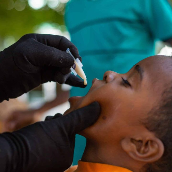 Le 21 novembre 2023, un enfant reçoit une dose de vaccin contre le choléra lors d'une campagne de vaccination contre le choléra dans l'État de Madani Gezira au Soudan. L'UNICEF soutient la campagne de vaccination contre le choléra du ministère fédéral de la Santé dans les États touchés, y compris celui de Gezira. © UNICEF/UNI476496/Mohamdeen