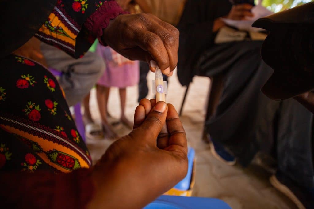 Le 21 novembre 2023, un agent de santé se prépare à administrer une dose de vaccin contre le choléra lors d'une campagne de vaccination contre le choléra dans l'État de Madani Gezira. © UNICEF/UNI476507/Mohamdeen