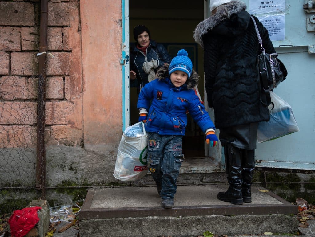 Une famille reçoit des kits de vêtements d'hiver pour les enfants et d'autres fournitures de l'UNICEF dans la région de Dnipropetrovsk, Ukraine. © UNICEF/UNI478866/Filippov