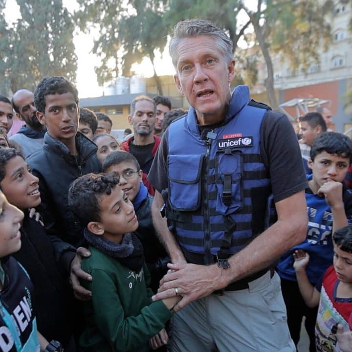 James Elder, porte-parole de l'UNICEF, dans le nord de la bande de Gaza, le 30 novembre 2023. © UNICEF/UNI483127/Media Clinic