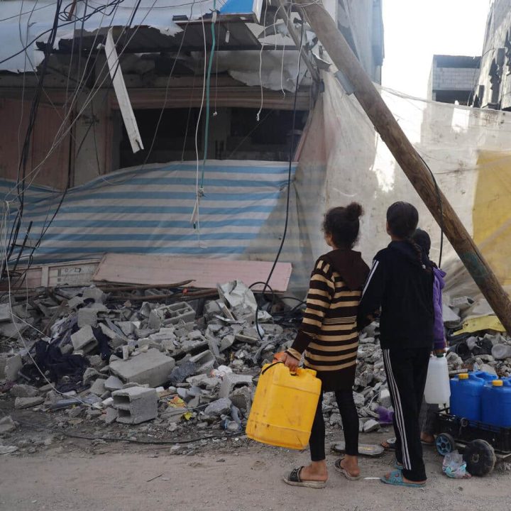 Enfants collectant de l'eau dans la ville de Khan Younis, au sud de la bande de Gaza. ©UNICEF/UNI485724/El Baba