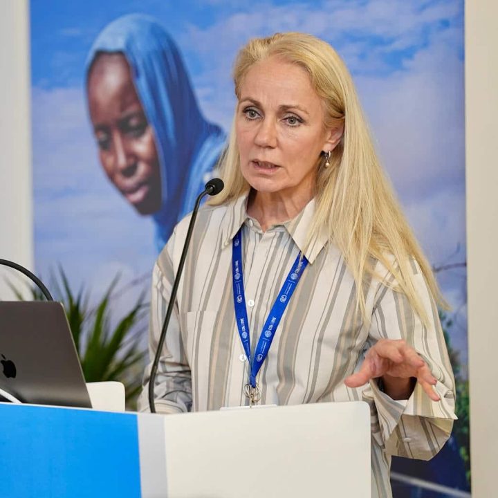 Le 9 décembre 2023, Kitty van der Heijden, directrice générale adjointe de l'UNICEF pour les partenariats, intervient lors d'une table ronde pendant la Conférence des Nations Unies sur le changement climatique COP28 à Dubaï, Émirats arabes unis. ©UNICEF/UNI486776/Maged Helal
