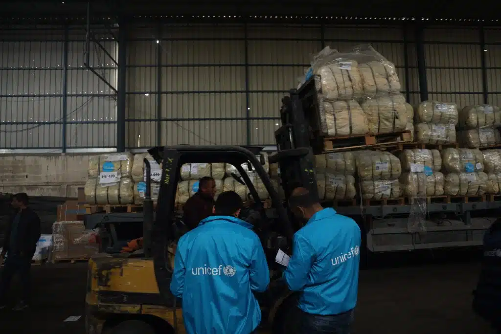 L'UNICEF livre 4 000 couvertures aux hôpitaux European et Nasser, dans le sud de la bande de Gaza. © UNICEF/UNI491103/El Baba