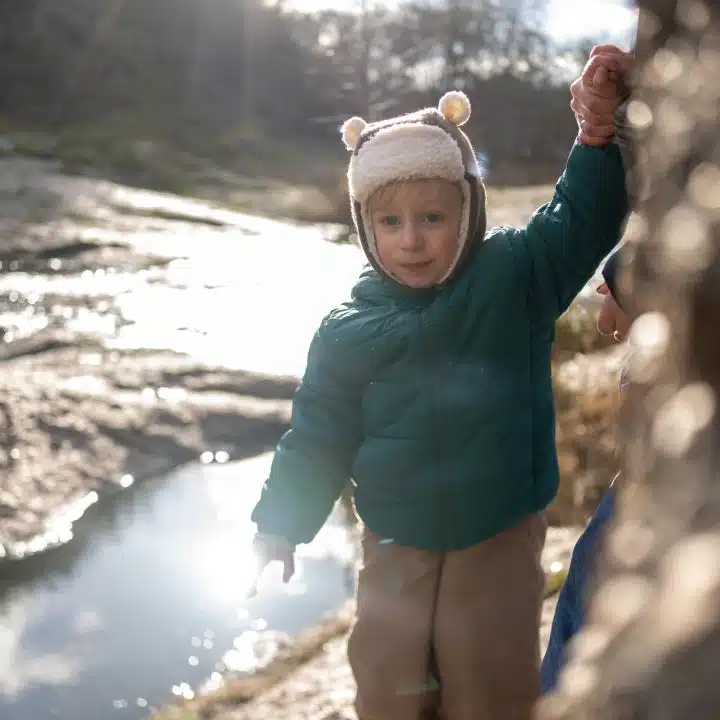 Agé de 3 ans, Yehor n'a connu que la guerre. Né à Marioupol, il a été déplacé pour la première fois alors qu'il n'avait que deux mois. © UNICEF/UNI735817/Filippov